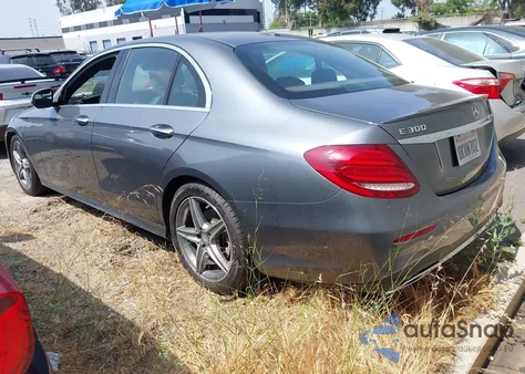 2017 Mercedes-Benz E 300 z USA, uszkodzony, nr VIN WDDZF4JB7HA031920